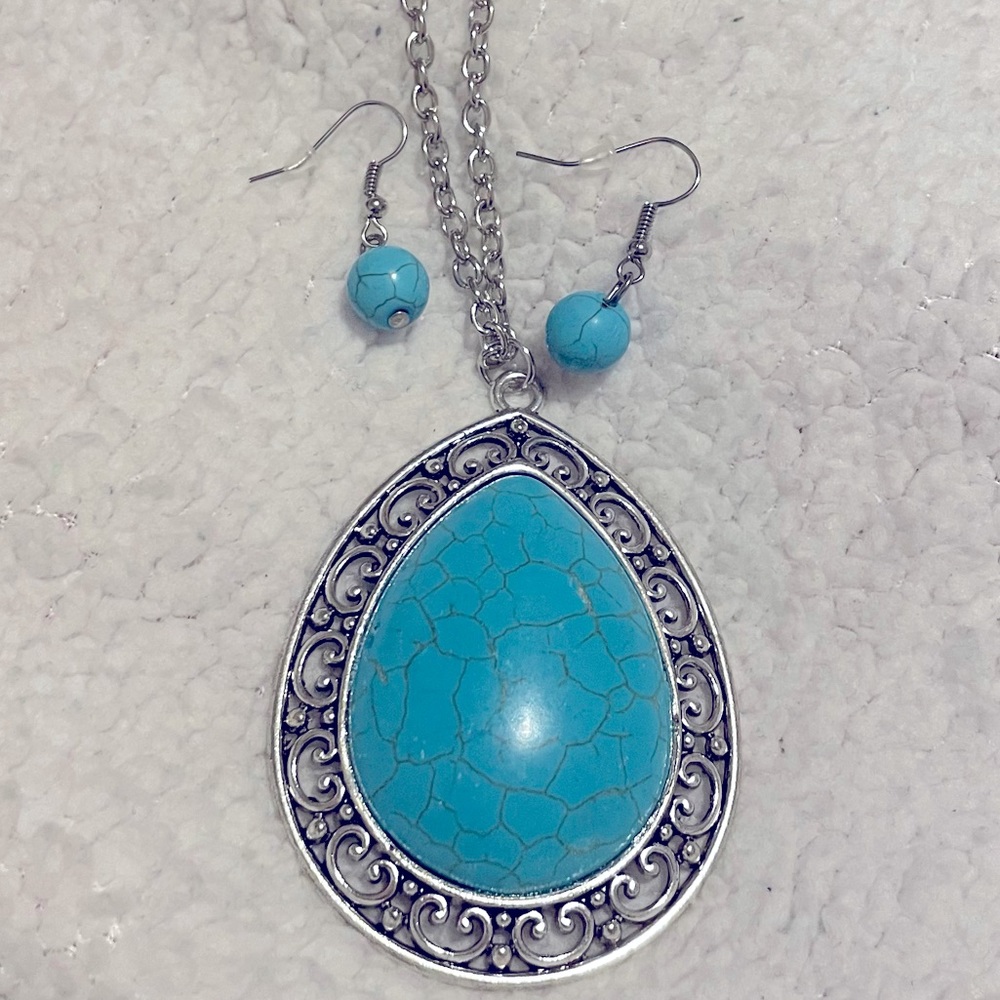 Elegant accessories turquoise chain and earrings.